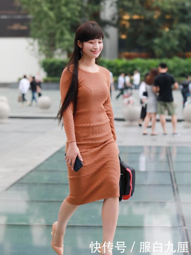 「 微笑」时尚的裙子藏不住她的好身材，街拍：微笑的女生真好看