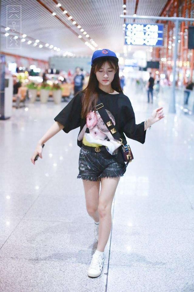 陈意涵个子不高腿却让人服气，T恤搭短裤现身，一双美腿惊艳全场