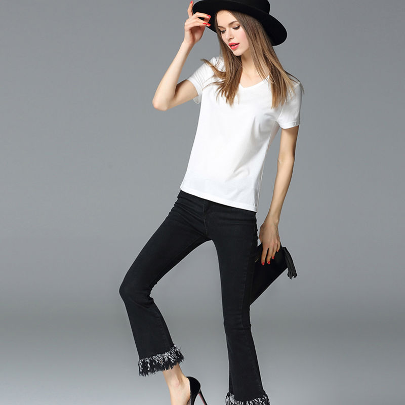 女人出街这样穿，看得让人脸红，嫩上添嫩