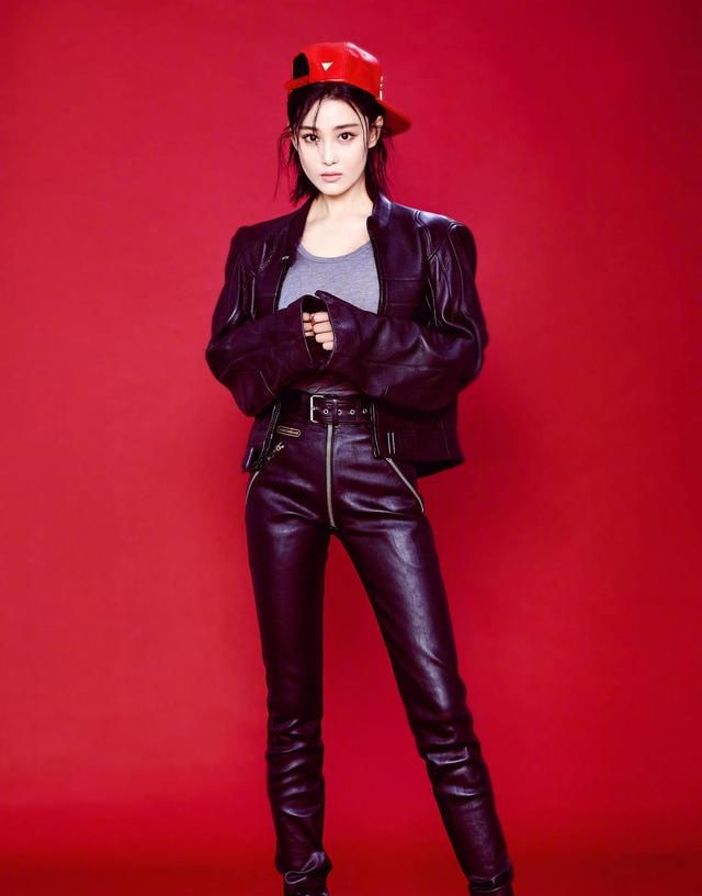  整体：路人街拍,小姐姐下身搭配粉色紧身裤,整体的搭配温柔又大气