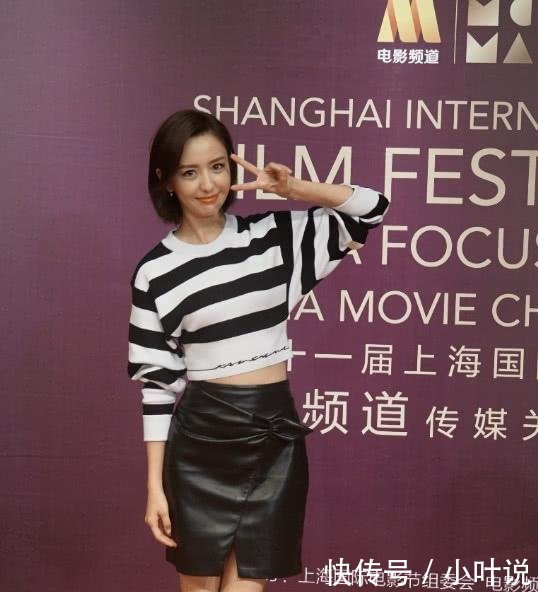 佟丽娅终于开放一次了,裙子上竟有一条小缝,意外地好看!