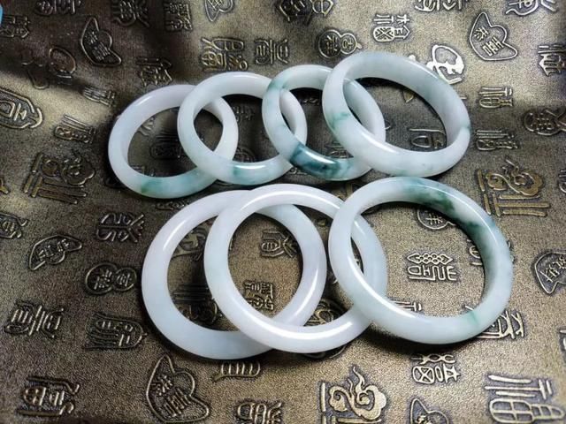 惊心动魄木那赌石，一刀切出8条飘花手镯，转手就卖100万！