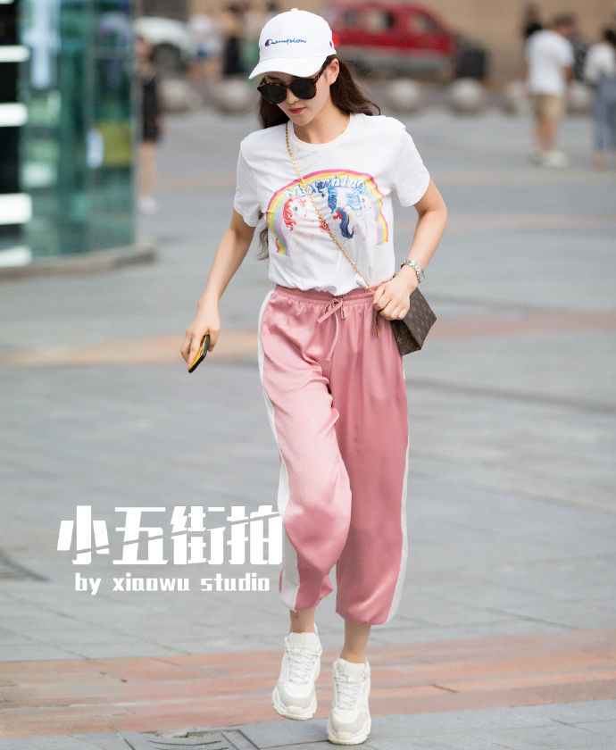 街拍北京:知性的轻熟风格穿搭，展示出优雅的美!