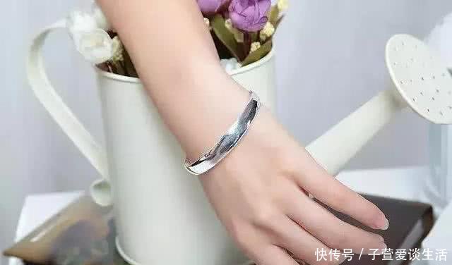  『喜欢』佩戴银饰的时候，这“两不要”需记牢，总有人不知道，喜欢傻傻的乱戴！