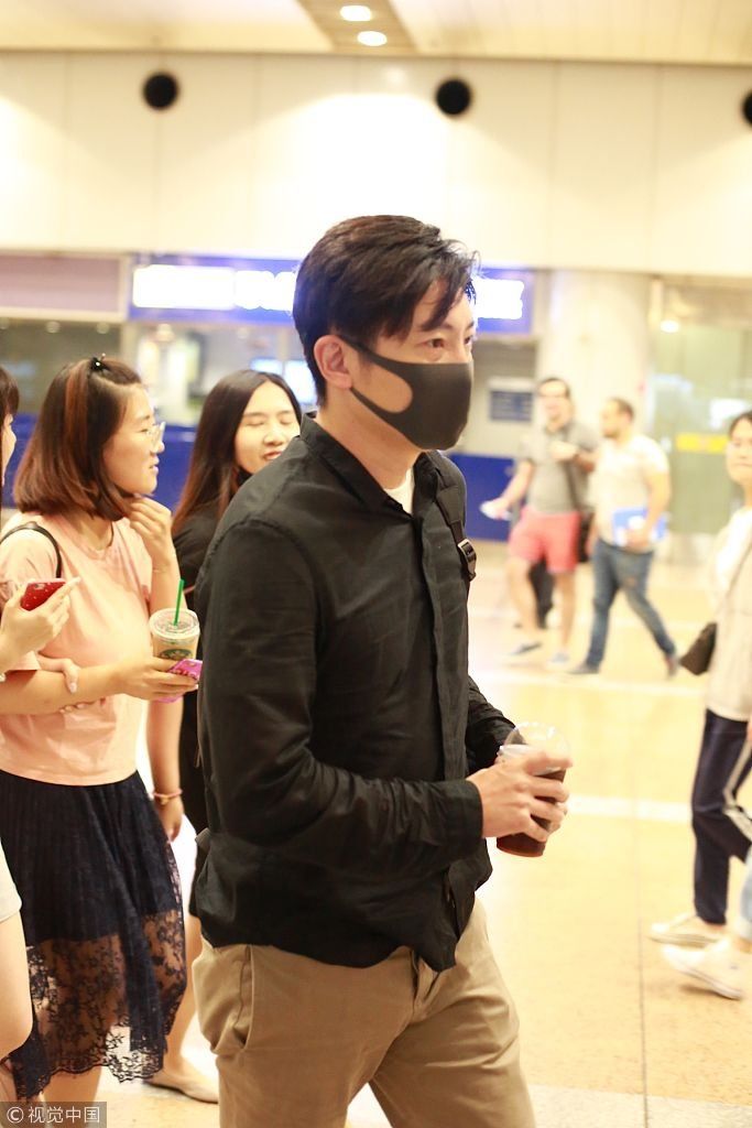 “老tfboys”郭京飞穿黑色衬衫高大有型星味足  手拿冷饮大步走获