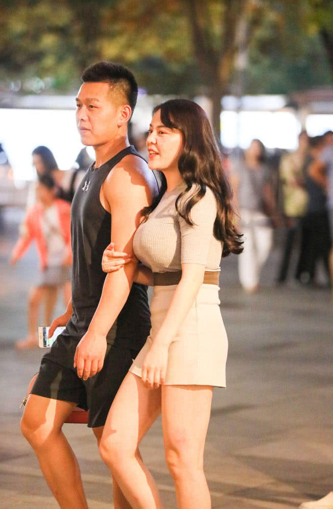 丰满的身材加上娇好的面容让小姐姐显得特别出众。