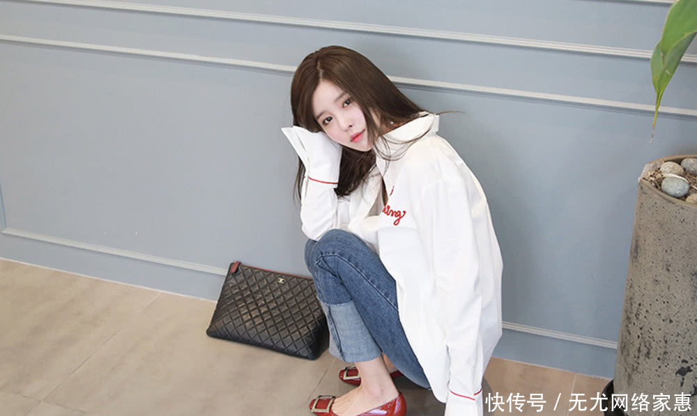  「气质」气质的牛仔裤穿搭，搭配白色休闲衬衫，学姐显得很甜美