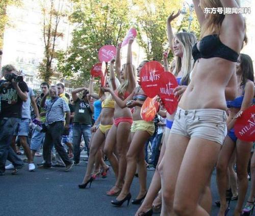乌克兰美女穿着比基尼在街头游行, 只为自己能早日嫁出去