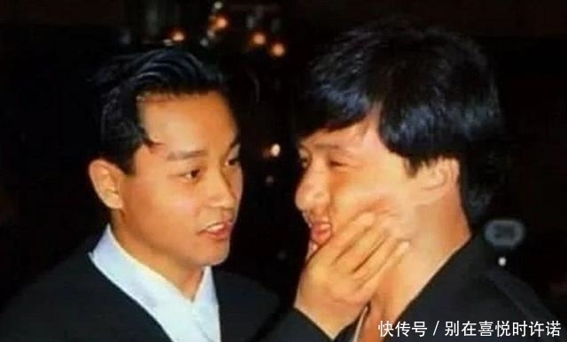  老照片@明星罕见老照片发哥抱谢霆锋去买可乐，成龙和六小龄童还有合照