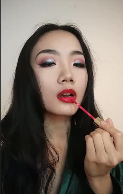 不怕丑女化妆，就怕美女化妆，单眼皮小姐姐简直就是美出天际，网