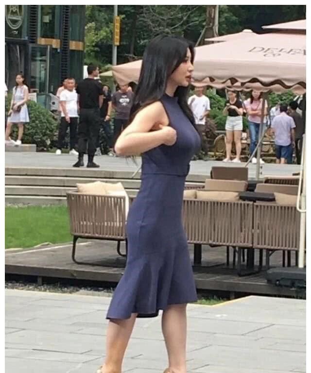  柳岩：柳岩真是“大号水蜜桃，穿紧身无袖连衣裙现身，侧面3D感真立体