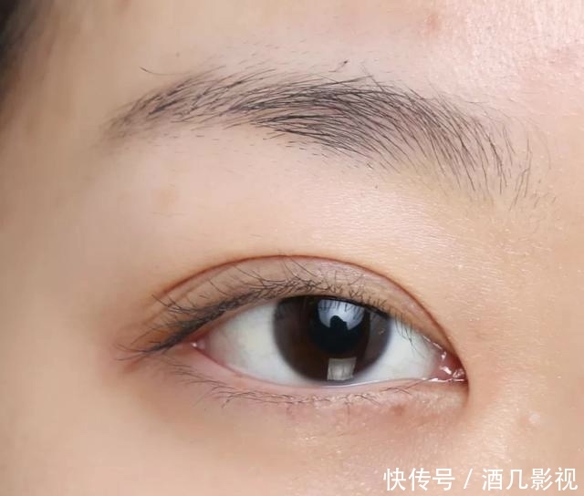  睫毛@?日杂妆高级感十足，原来是这样妆出来的！