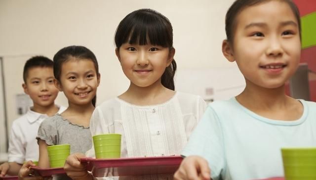  [着火]孩子看到自家着火高兴呼叫太好了，引来众人诧异
