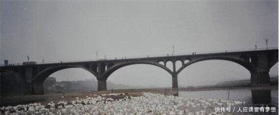 中国最坚强的桥被定为危桥用炸药拆除，一声巨响后专家无地自容