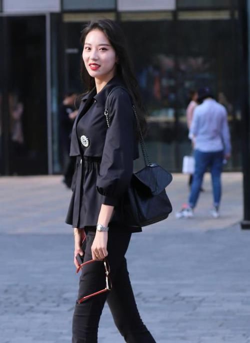  妩媚■潮范儿女神来了，街拍：芳菲妩媚的小姐姐，一件浅色连衣裙外搭黑色皮衣，魅力十足