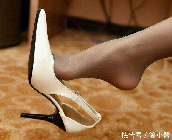 想要释放优雅和美丽？简单大方的尖头细跟让你与时尚并肩