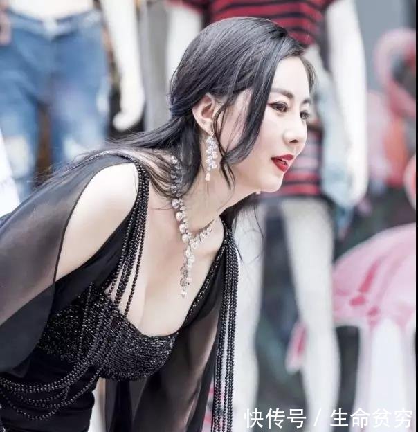 深圳美女街拍 对于女性身材来说，穿着好看下，没有对比就没伤害