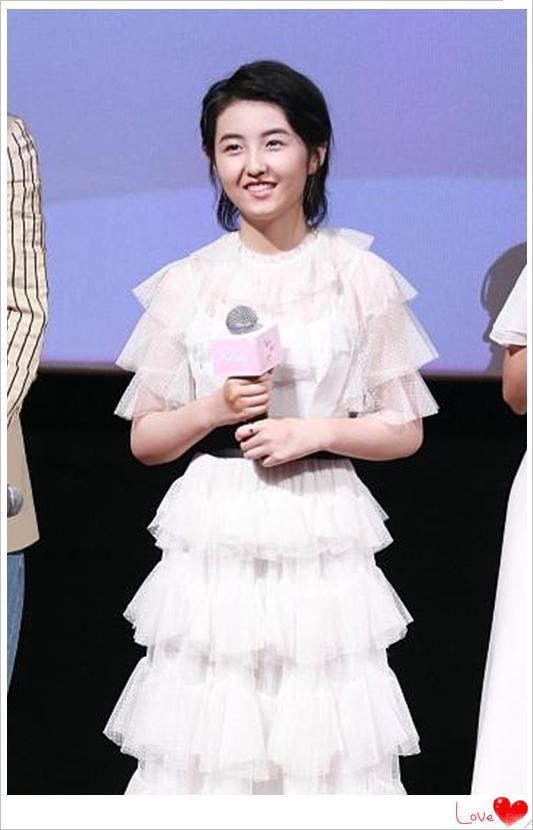 16岁张子枫够狠！脚踩“两根针”亮相活动，网友：还不如不穿呢！