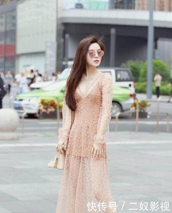 【美女】路人街拍,手挽手的时尚闺蜜,时髦大方的裙子搭配,帅气大方