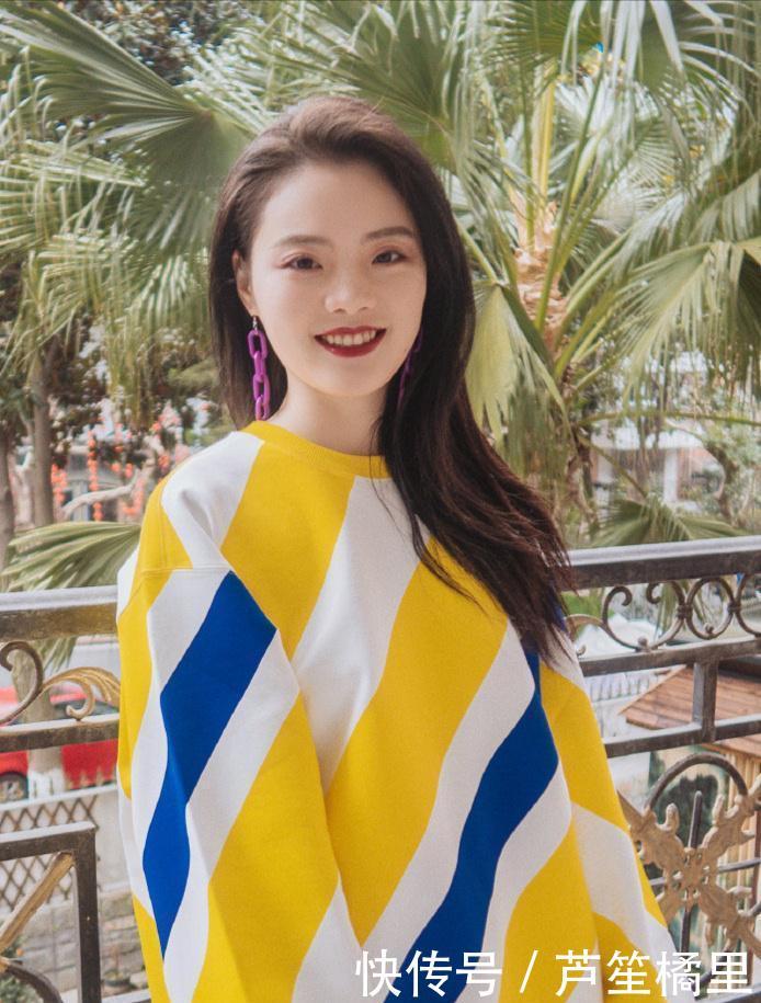  『能体现出女』时髦女生在穿搭上别出心裁，把潮流元素加在传统服装上，很吸睛