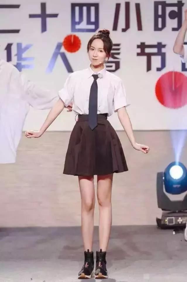 娄艺潇旗袍照曝光，双腿引发网友吐槽，网友:p图了吧