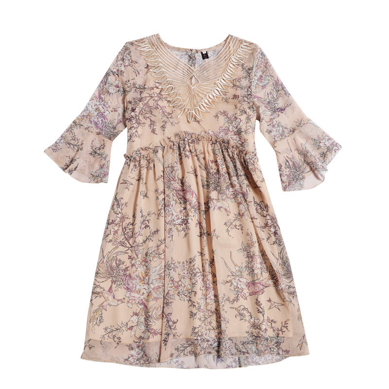 立秋到了,瞧瞧刚刚上新的连衣裙,独特迷人,上身白嫩漂亮飞起来