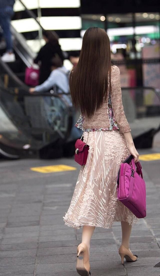  【春末】春末夏初穿连衣裙，搭配一件粗花呢外衣，保暖又显气质优雅