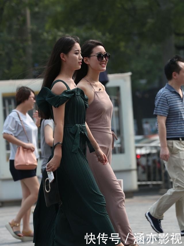 美女：谁说骨感锥子脸才是美女？，时尚街拍：两位露背阔腿裤时尚闺蜜