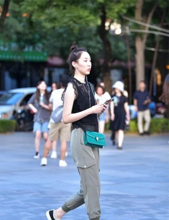  「蕾丝」路人街拍，美女十分养眼，穿黑色蕾丝背心，凸显好身材