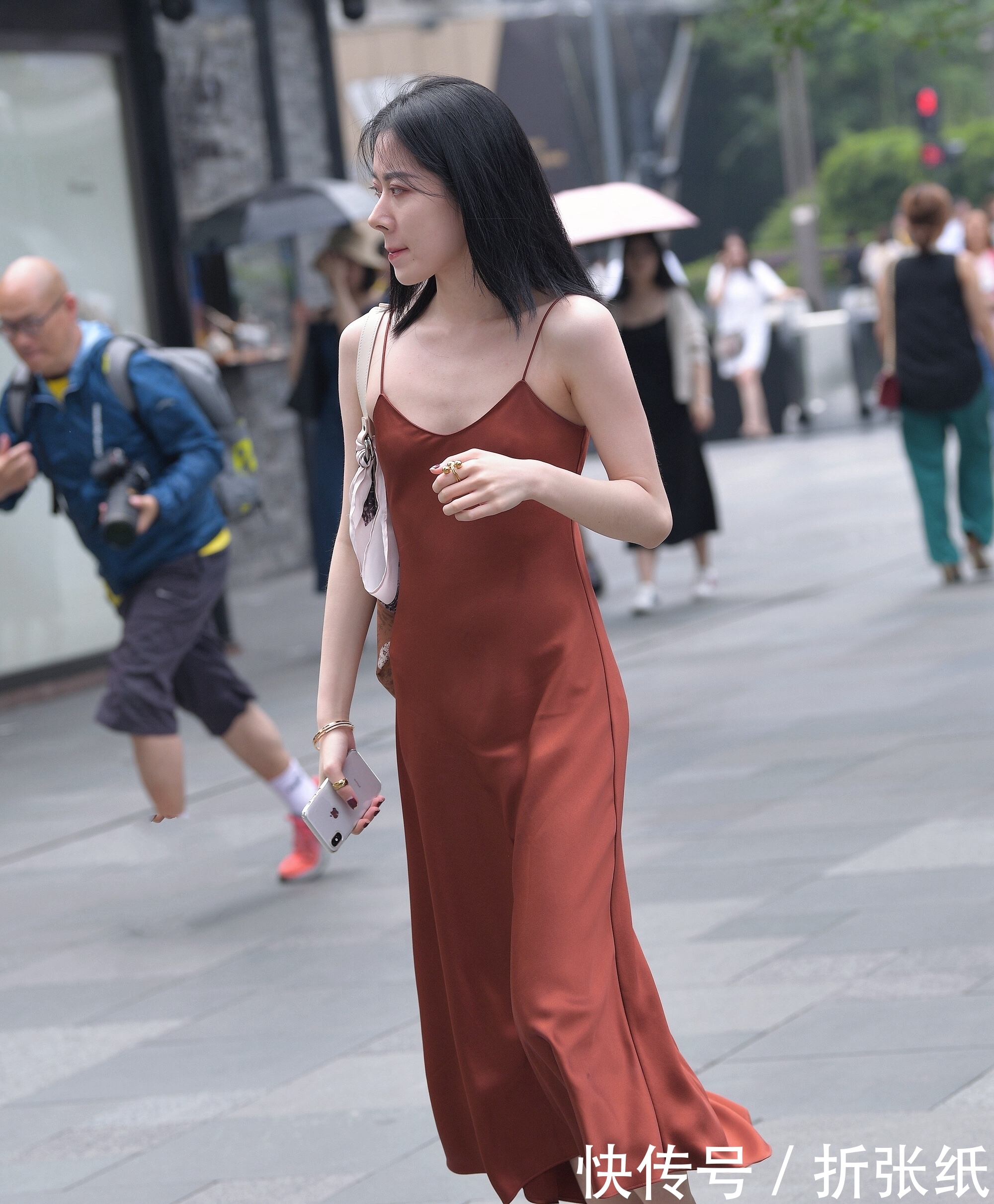 『尽显』路人街拍:美女长发披肩,一袭真丝长裙,性感十足,尽显完美身材