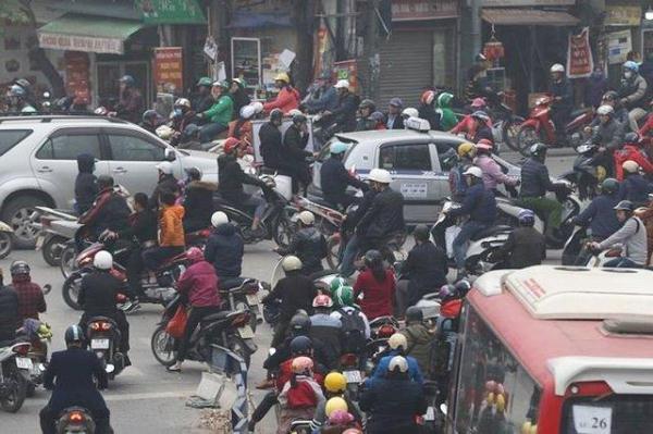 越南正式进入“春运”时间，河内出现百万摩托车大军大塞车