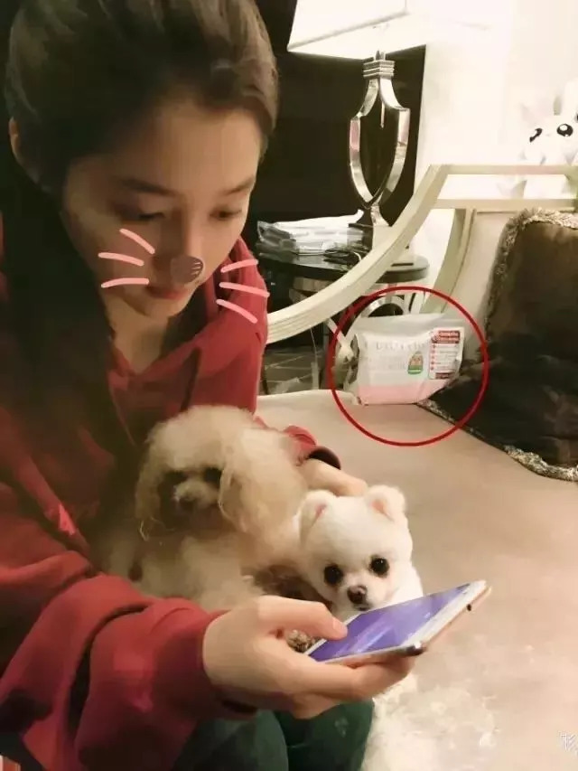 关晓彤跟鹿晗从日本回来,眼袋竟袋消失了?!难道是假眼袋?