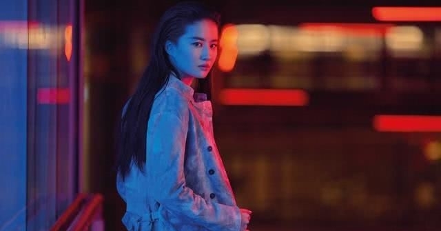 花木兰■花木兰公布全世界撤档!刘亦菲穿小黑裙现身美的震撼,秀香肩真美丽动人