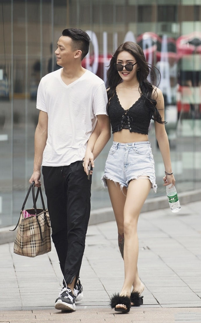 成都街拍:学会这几款时尚的穿搭，轻松让你秒变女神范!