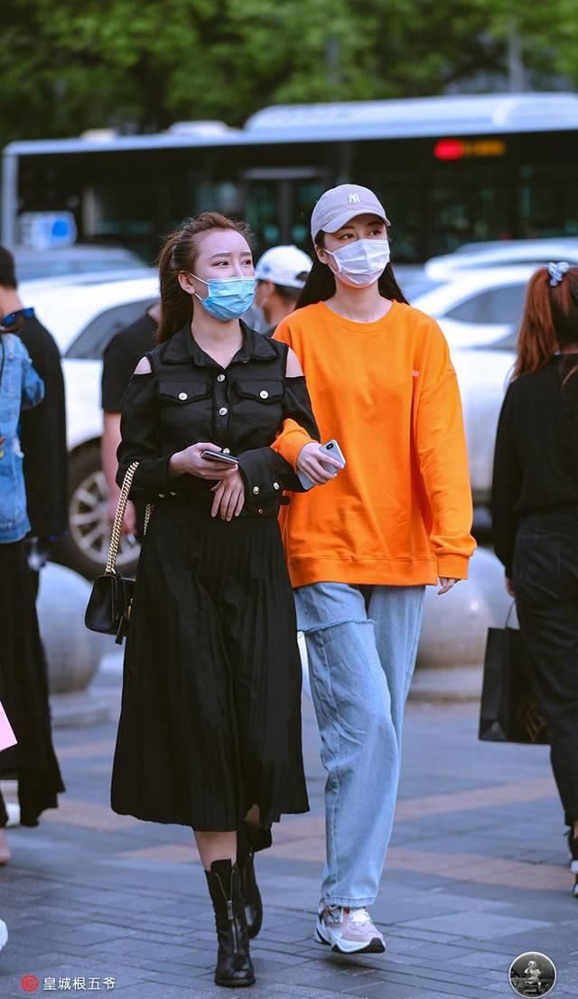 「美女」街拍:注重细节方面的考量,美女们对于单品的选择总是非常的谨慎