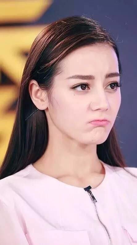 迪丽热巴关晓彤同嘟嘟嘴!而关晓彤的这一细节