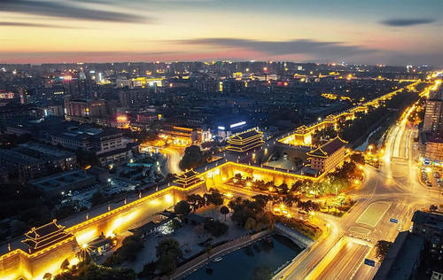 中国这座城市历史辉煌，13个朝代在此建都，钟楼鼓楼成这里特色