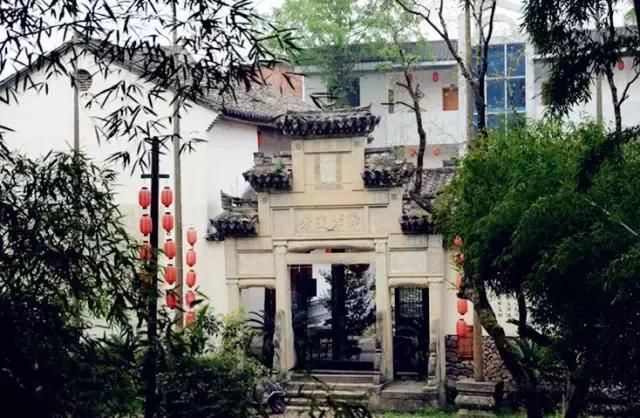 春天最适合一个人小住几日的安静古镇，累了就出去走走！