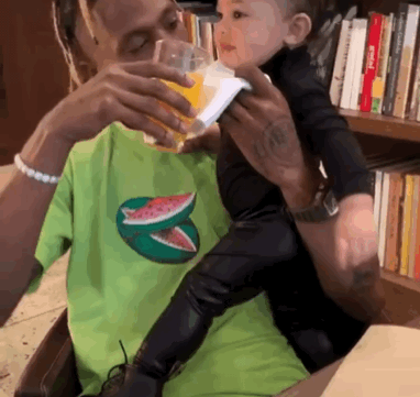 「很爽」做Travis Scott和Kylie的女儿是什么体验？Stormi:谢邀，很爽
