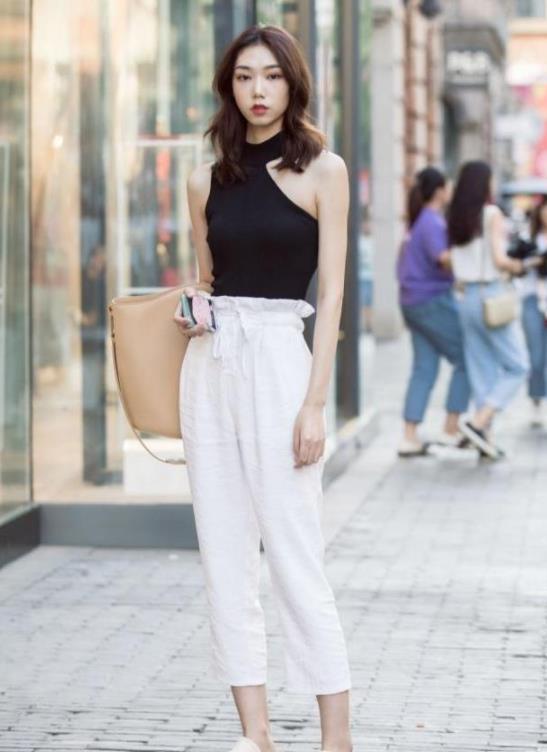 身穿|街拍:长发飘飘的小姐姐,身穿白色上衣搭配短裤,清纯时尚