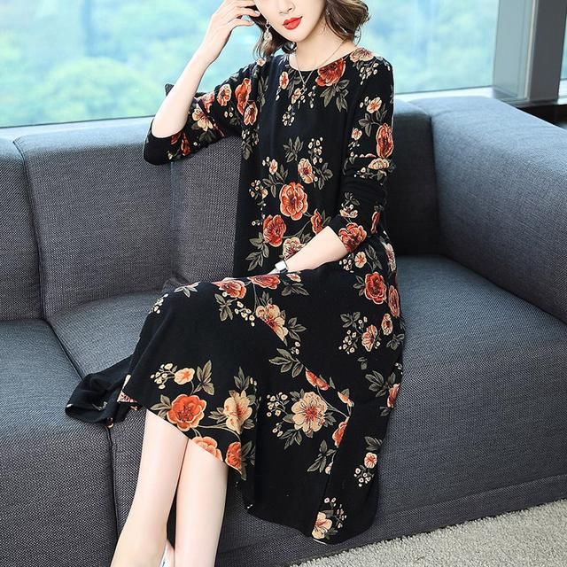 妈妈今年52岁，但从不穿妈妈装，专挑减龄素雅裙，想不年轻都难