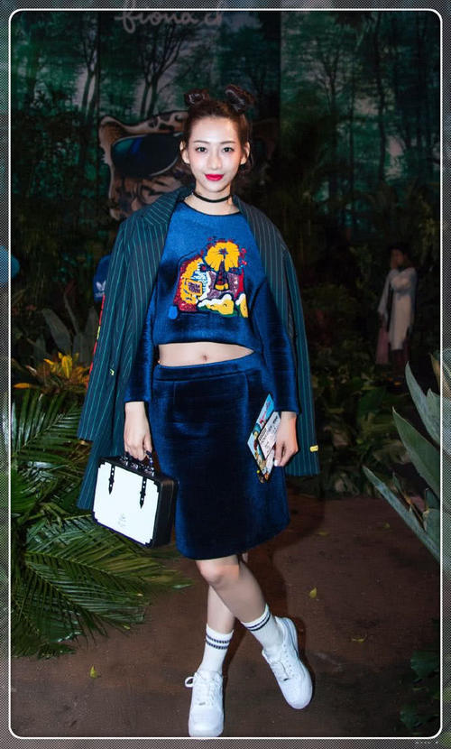 温雅这就有点尴尬了！蕾丝吊带坐出小肚腩，网友：瑜伽白练了！