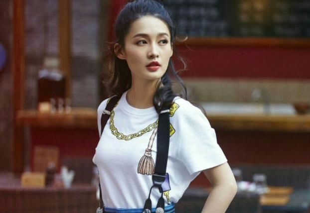 李沁这条补丁裙子走机场太女神了 太亮眼我给打满分你们呢