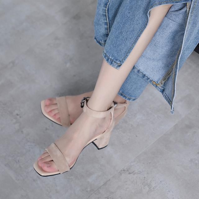 这么高贵素雅的女鞋，还真是少见!尤其70后女人穿，超显高嫩美