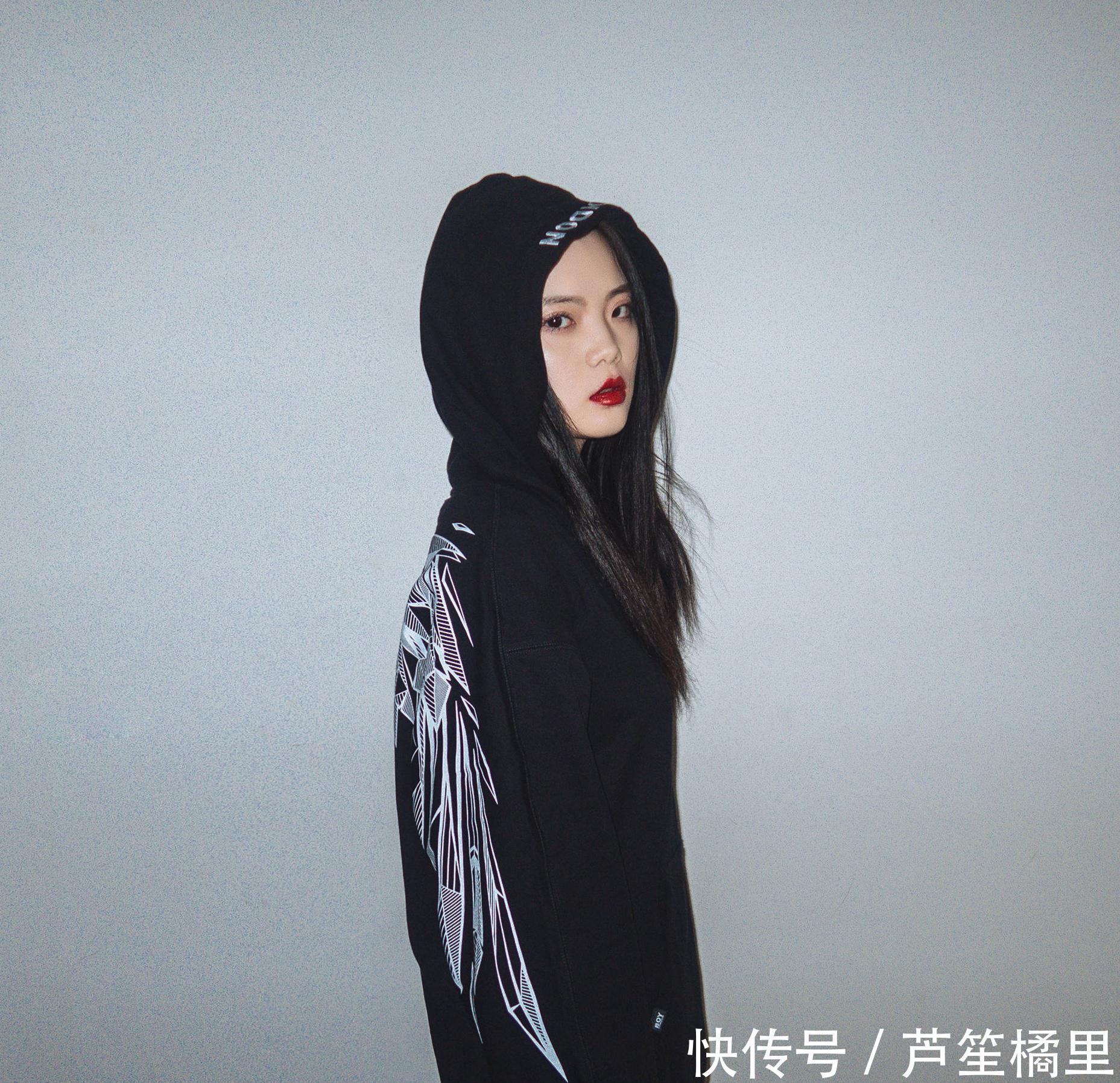 『能体现出女』时髦女生在穿搭上别出心裁,把潮流元素加在传统服装上,很吸睛
