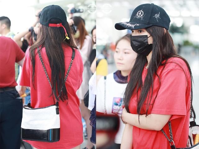 18岁欧阳娜娜与20岁程潇，穿红衣走机场，一个清纯一个性感！