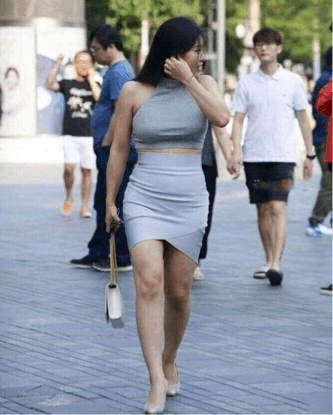 ?街拍: 超短裙美女回眸一笑的样子真是可爱迷人呀！