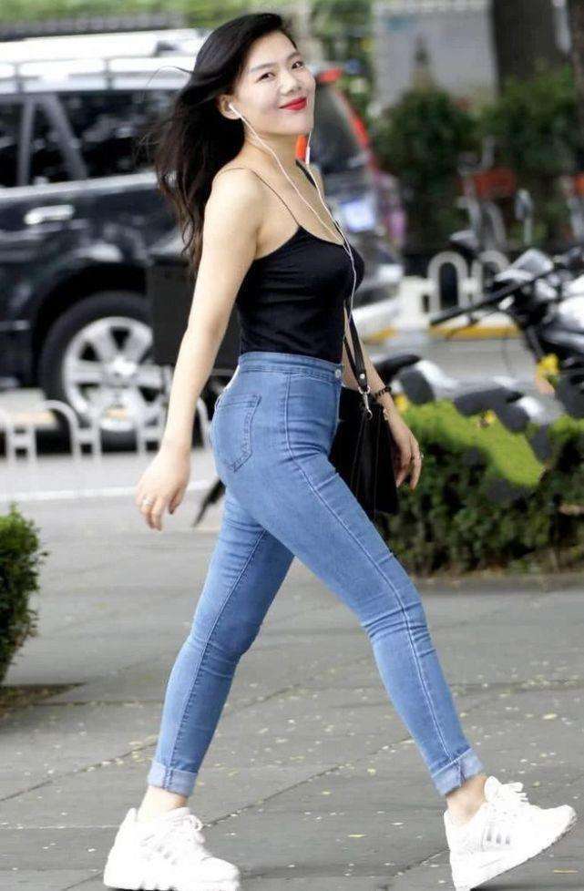 小白鞋搭配修身裤, 休闲动感却又不失女人风情, 当真无敌存在!