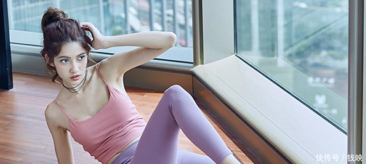 有个性的打底裤美女，凸显风韵身姿，尽显女性风采