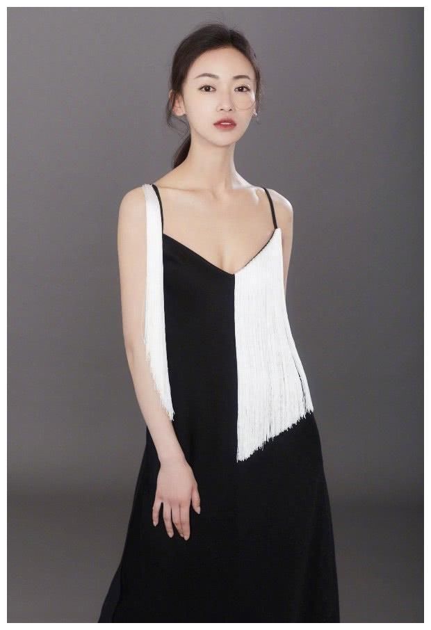 奚梦瑶真是飘了，撞上165cm吴谨言，超模身材输得一塌糊涂！